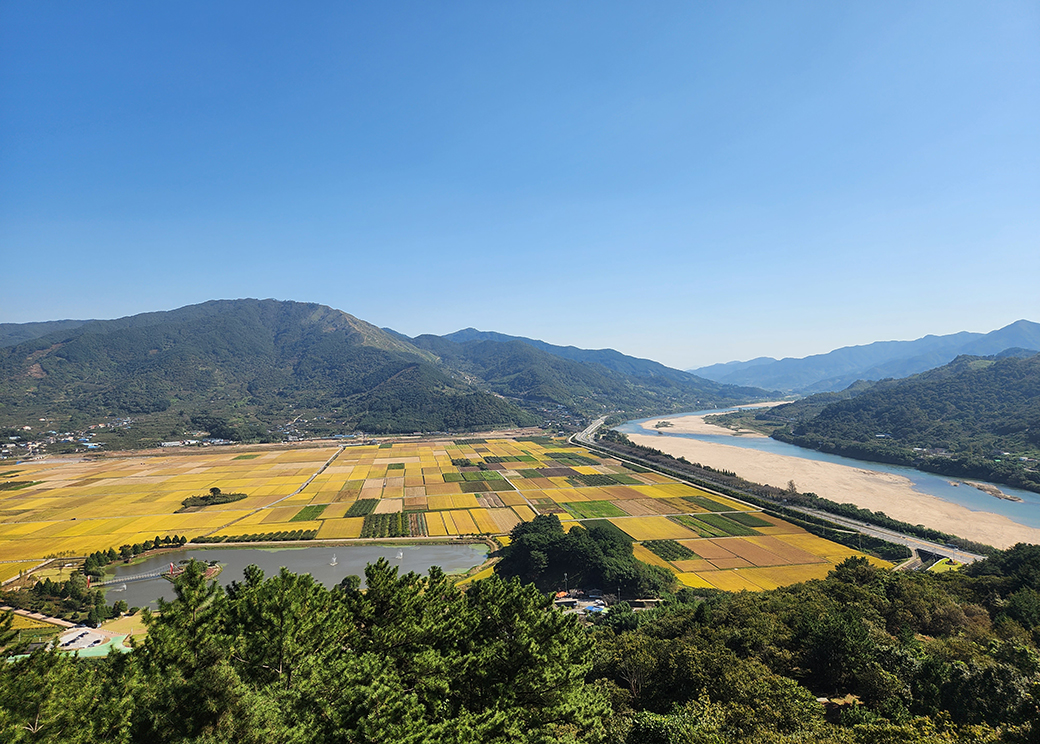 Panoramic view of Pyeongsa-ri and Seomjin River