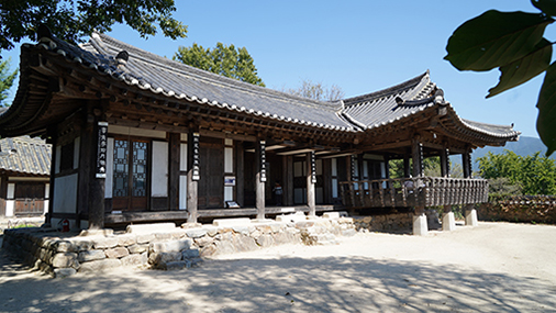 The Sarangchae at Choi Champandaek and Ohseobang’s thatched house